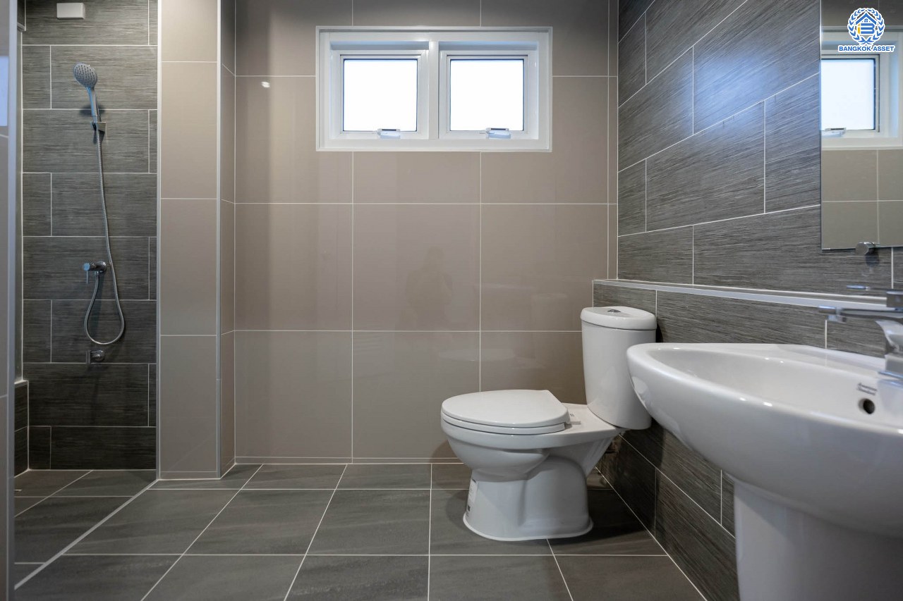 บ้านมือสองตกแต่งใหม่ โครงการ ธนาสิริ รัตนาธิเบศร์ เนื้อที่ 54.7 ตร.ว. ดีไซน์ตอบทุกไลฟ์สไตล์ ฟังก์ชัน 3 ห้องนอน 3 ห้องน้ำ จอดรถได้ 1 คัน บนทำเลติดถนนรัตนาธิเบศร์ เชื่อมต่อหลายเส้นทาง ใกล้รถไฟฟ้าสายสีม่วง "สถานีบางรักใหญ่" และจุดขึ้นทางด่วน "ศรีรัช"